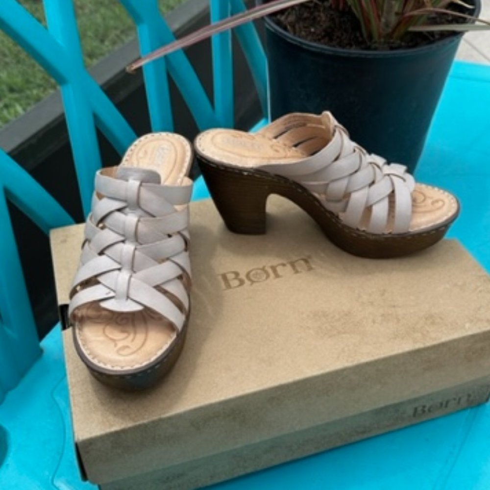 BRAND NEW BORN GAYLE PLATFORM SANDALS, SIZE 6